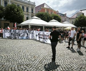 Manifestacja pod hasłem Sto nielegalnej imigracji w Lesznie