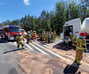 Bełchatów. Śmiertelny wypadek na DK 74. 20-latek wjechał pod cysternę [ZDJĘCIA]. 