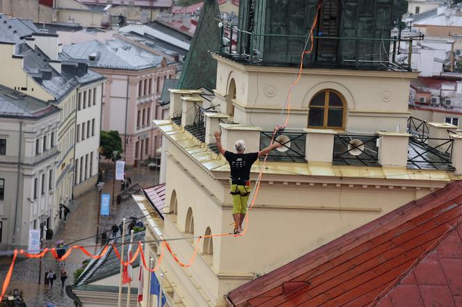   Urban Highline Festival 2023 w Lublinie. Slacklinerzy robią cuda na linach!