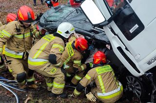 Wypadek w woj. lubelskim. Osobówka zderzyła się czołowo z ciężarówką