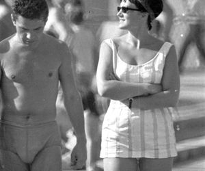 QUIZ PRL. Seksbomby znad Bałtyku. W czym opalały się nasze matki i babki? 15 pytań o plażowanie w stylu PRL