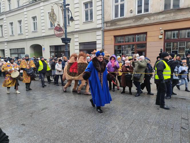 Kolorowy Orszak Trzech Króli w Łodzi. W centrum miasta pojawiło się mnóstwo osób [ZDJĘCIA]