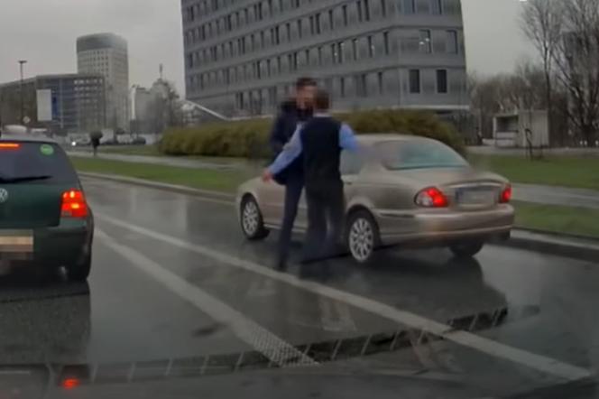 Warszawa - bójka kierowców na ulicy! Niecodzienne zdarzenie zarejestrowała kamera [WIDEO]