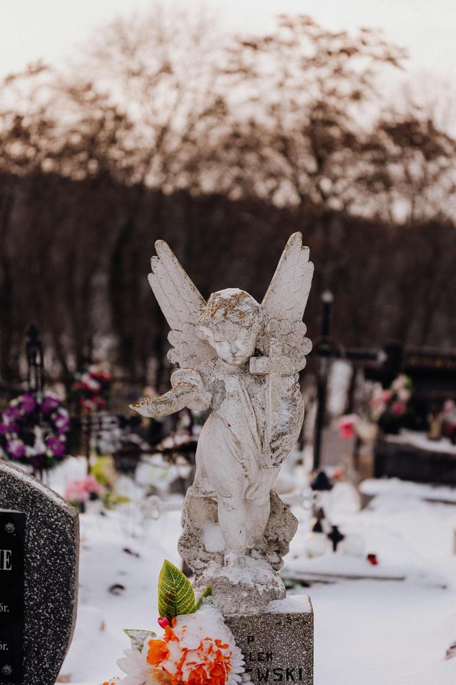 Krwawiący anioł na cmentarzu przy ul. Lipowej w Lublinie
