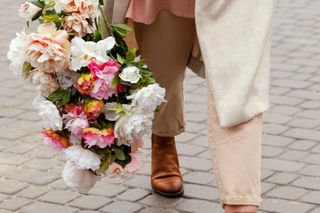 Ciepło - zimno. Jak stworzyć modne, wiosenne stylizacje, które sprawdzą się przy zmiennej pogodzie? 