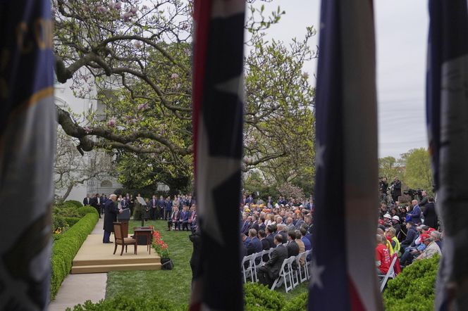Trump ogłosił kolosalne cła. Tak ostro jeszcze nie było! "To bomba wymierzona w świat"