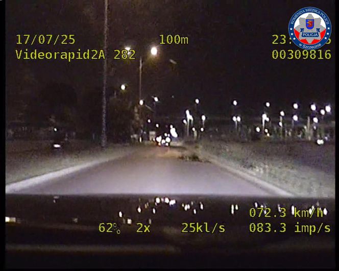 Wiózł kolegę w otwartym bagażniku