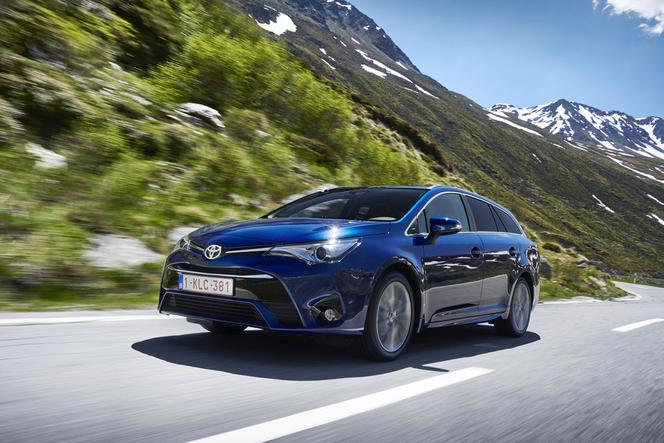 Toyota Avensis lifting 2015