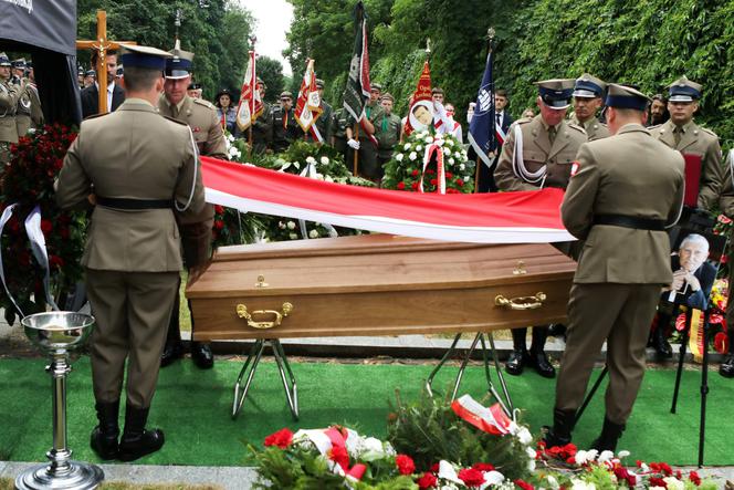 Żołnierze przed złożeniem trumny do grobu złożyli flagę i przekazali rodzinie