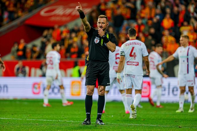 Sędzia przerwał mecz Jagiellonia - Raków. Teraz się tłumaczy! Mocne oświadczenie