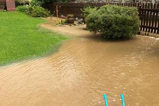 Oberwanie chmury nad Podhalem. Górskie potoki wylały. Woda wdziera się ludziom na posesje
