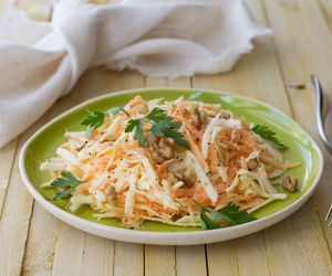 Surówka z marchewki i selera. Pyszna, chrupiąca i gotowa w 5 minut