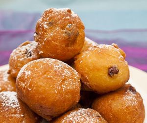 Wszystko mieszam łyżką i dodaję ten składnik. Pączki weneckie to mój hit na tłusty czwartek 