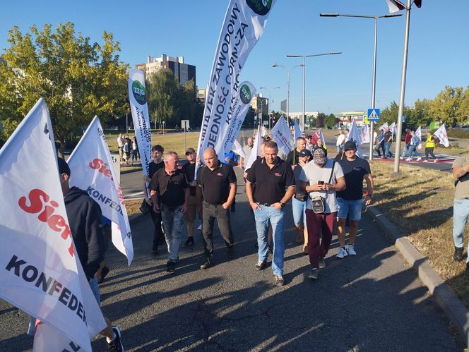 Protest górników w Jastrzębiu-Zdroju. Blokują kluczowe rondo i główne drogi