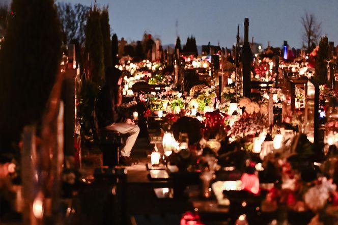 1 listopada na Cmentarzu Łostowickim w Gdańsku. Tak wygląda w dniu Wszystkich Świętych