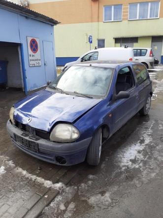 Strażnicy miejscy usuwają wraki z olsztyńskich osiedli