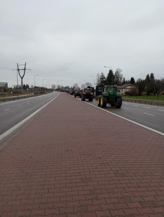 Trwa protest rolników w woj. lubelskim. Blokady są w wielu miejscach w regionie [DUŻO ZDJĘĆ]