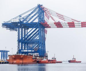 Gdańsk. Do nabrzeża Terminalu T3 na terenie Baltic Hub przybił statek Zhen Hua 32, na pokładzie którego do portu przypłynęły trzy ogromne suwnice przeznaczone do obsługi kontenerowców przy terminalu T3