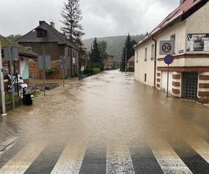 Bardo zatopione. Ulice toną, nie ma prądu, są problemy z siecią