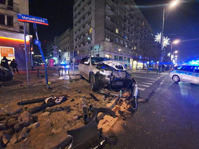 Zderzenie BMW z taksówką na Marszałkowskiej