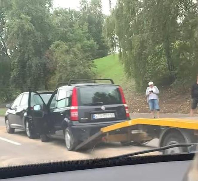 Zderzenie pięciu aut na obwodnicy Piekar Śląskich. Trzy kolizje jedna po drugiej