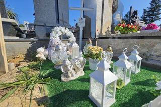 Ciężarówka, resorki i misie na grobie Jeremiaszka [GALERIA]