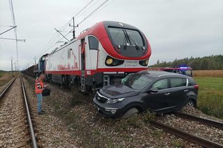 O krok od tragedii w Tarnobrzegu. Samochód staranowany przez pociąg