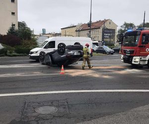 Dachowanie na rondzie Jagiellonów w Bydgoszczy! Kierowca z mandatem [ZDJĘCIA]