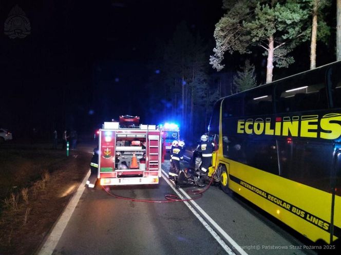 Toyota wbiła się w autobus. Młody kierowca nie żyje