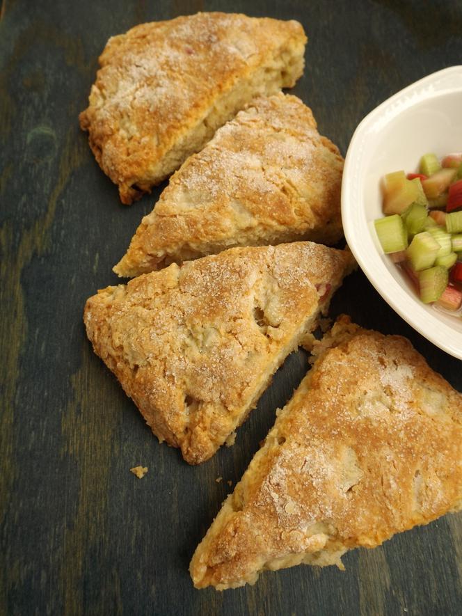 Ciasteczka z rabarbarem i skórką pomarańczy: półkruche trójkąciki na wiosnę