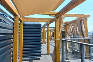 Ale miejsce! Letnia czytelnia na dachu biblioteki w Lesznie prawie gotowa