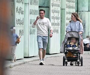 Filip Gurłacz na spacerze z żoną i synem. Nie zwalczył nałogu 