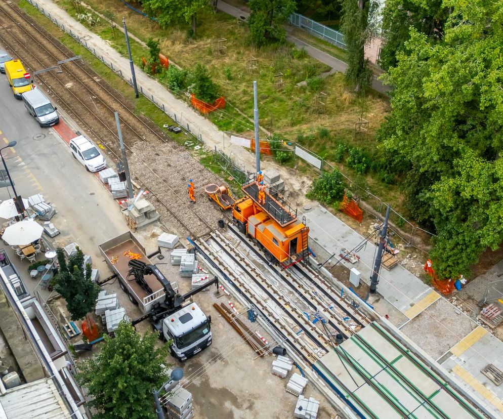 Tramwaje powinny już jeździć, a nie ma większości szyn. Co z Rakowiecką?