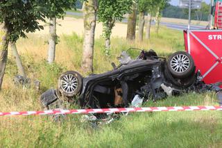 Noskowo. Koszmarny wypadek. Audi rozbiło się na drzewie. Dwie osoby nie żyją