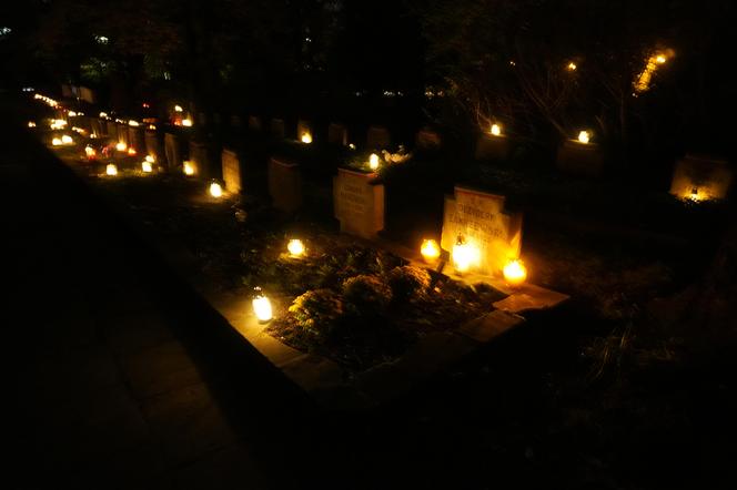 Cmentarz na poznańskiej Cytadeli nocą