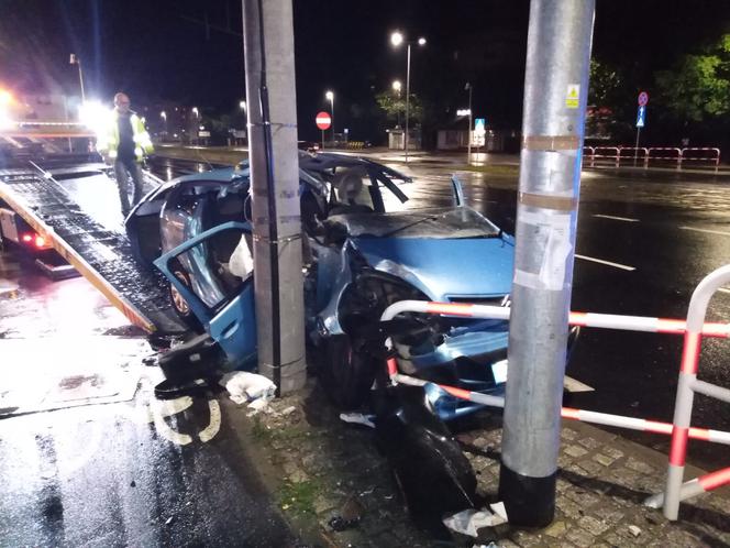Poważny wypadek w Toruniu. Samochód osobowy wylądował na słupie oświetleniowym!