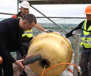 Nowa kapsuła czasu trafiła na Wieżę Zegarową katedry na Wawelu 