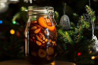 Zrób nalewkę bożonarodzeniową z cytrusów i suszonych owoców – aromat świąt w butelce