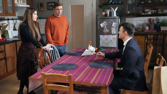 Barwy szczęścia odc. 3180. Agata (Natalia Zambrzycka), Hubert (Marek Molak), Ignacy (Olaf Staszkiewicz)