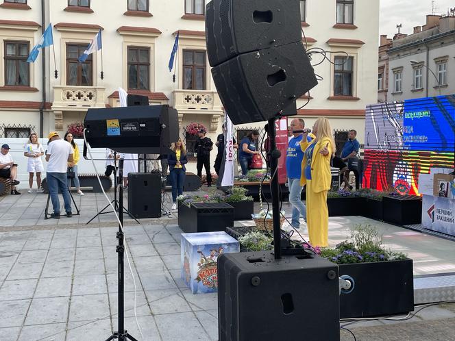 Dziennikarze z Ukrainy zbierali w Rzeszowie na samochód dla kolegów na froncie 