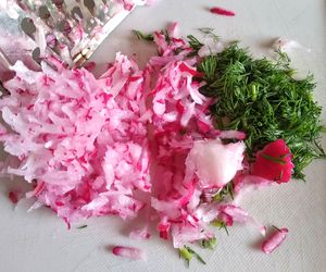 Najprostsza surówka z rzodkiewki – chrupiący hit na talerzu