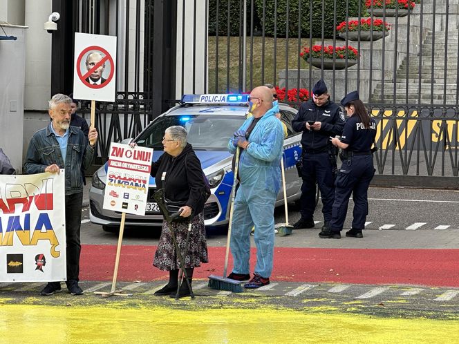 Żółto-niebieska niespodzianka dla rosyjskich dyplomatów. Barwy Ukrainy na asfalcie przed ambasadą Rosji