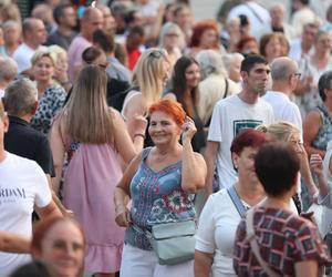 Potańcówka pod Teatrem Śląskim w Katowicach. Tłumy wręcz oszalały ZDJĘCIA