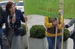 Protest mieszkańców pod Urzędem Gminy Cieszków! Likwidacja szkoły w Pakosławsku odłożona w czasie