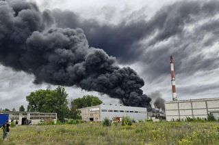 Pożar składowiska opon w Toruniu. Dym widoczny z daleka