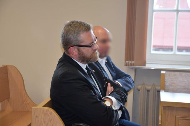 Grzegorz Braun w sądzie bez maseczki