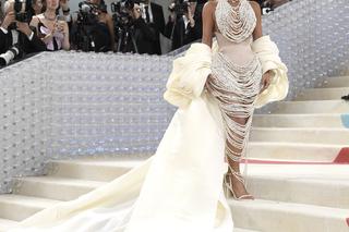 Gwiazdy błyszczały na białym dywanie