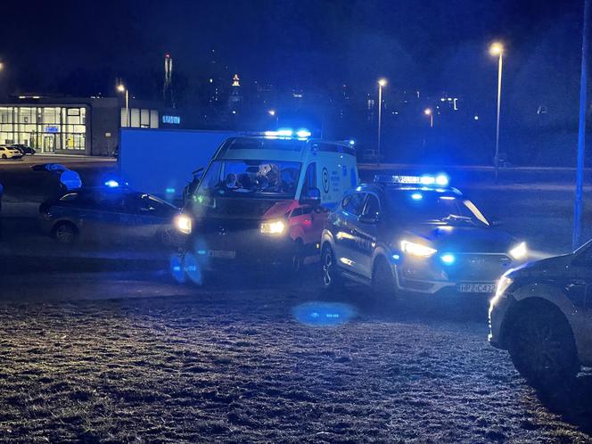 Zwiewał peugeotem przez pół miasta. Policjanci ranni