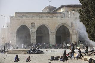 Zamieszki  w meczecie. 320 rannych. Spadły rakiety Hamasu 