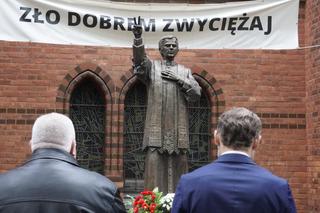 Wojewoda pod pomnikiem ks. Jerzego Popiełuszki w rocznicę męczeńskiej śmierci duchownego